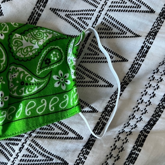 Intermix Green Bandana Face Mask NWT - Picture 4 of 7
